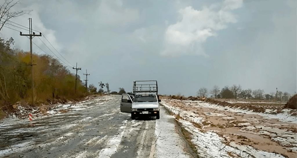 Hagelstorm brengt mistige, winterse taferelen naar de noordelijke provincie Phayao