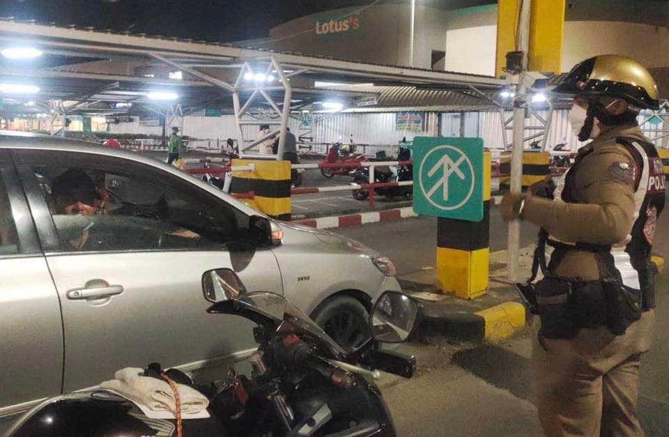 Politie van pattaya pakt een lijmsnuivende man bij de neus