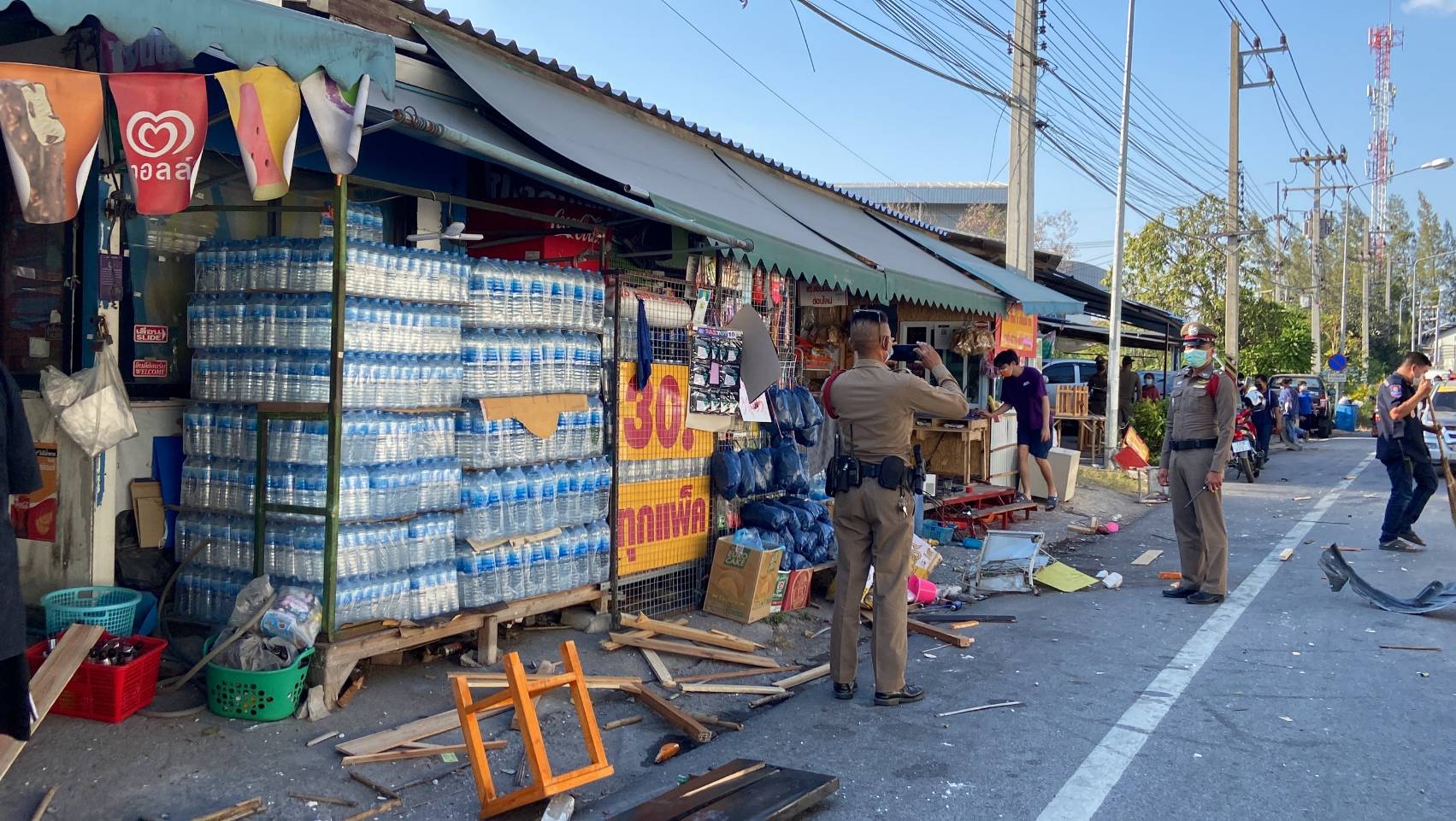 Dronken automobilist rijdt in Chonburi met pick-up truck in machinewerkplaats binnen en doodt een werknemer