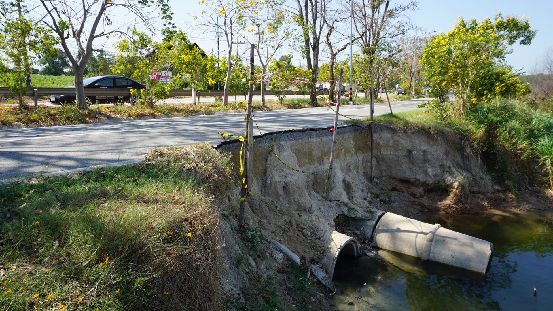 Wielrenners en fietsers klagen steen en been over wat zij een gevaarlijk deel van een fietsroute in Banglamung noemen