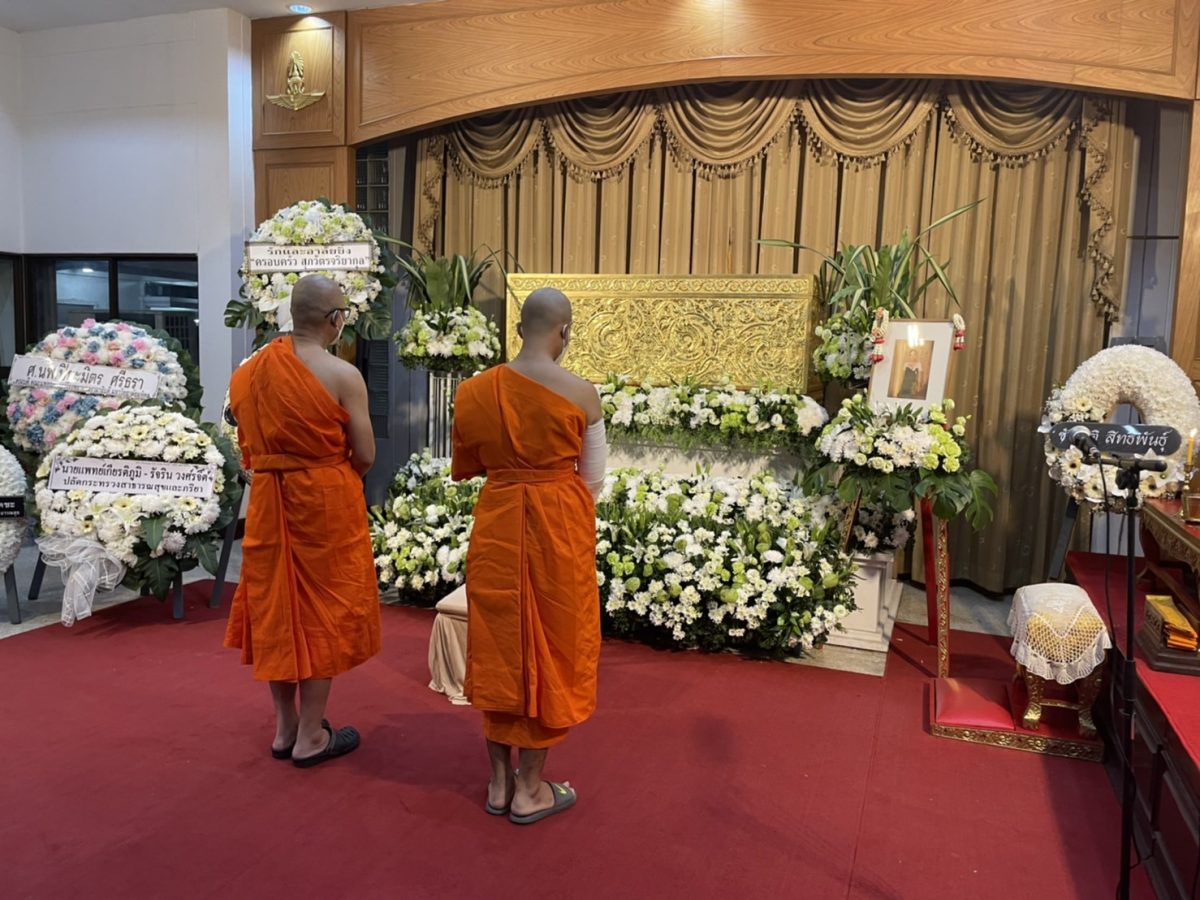 De politieagent die vorige week in Bangkok een vrouwelijke arts doodreed is monnik geworden