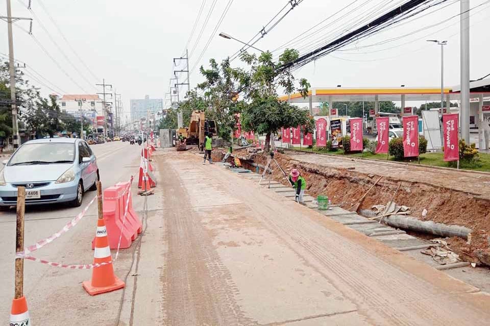De drainage werkzaamheden op de Thepprasit Road in Pattaya gaan gestaag door