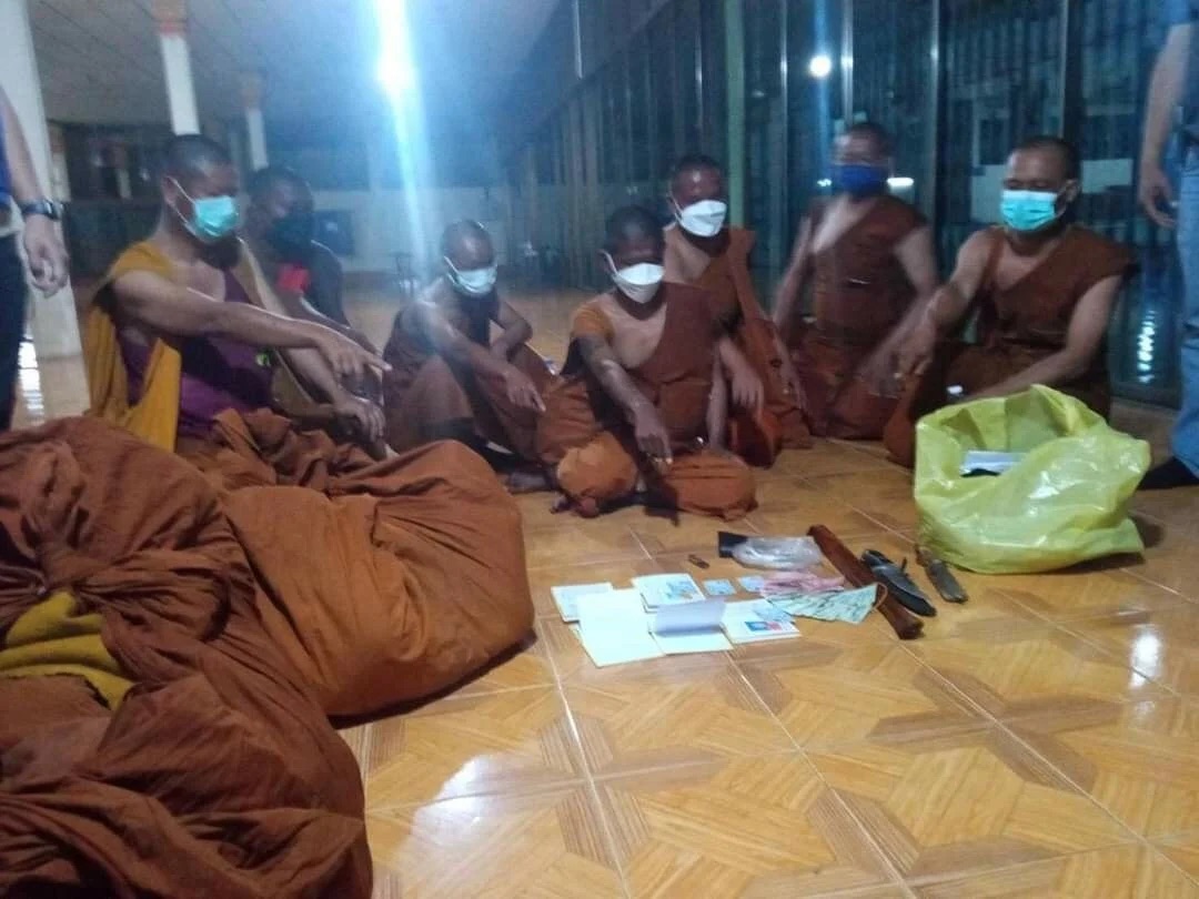 In Rayong zijn 7 als monniken verklede mannen gearresteerd en om het publiek om geld vroegen
