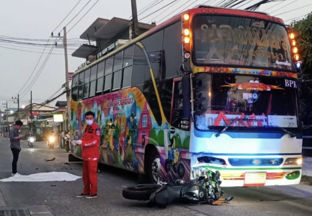 Motorrijder krijgt in Chonburi ruzie met zijn vriendin en rijdt zich tegen een toerbus dood