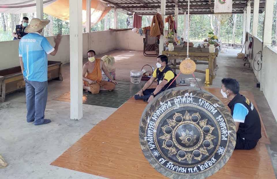 Ronddolende monnik moet zich melden bij de tempel van Pattaya