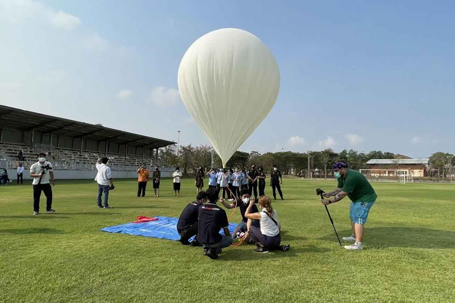Één portie van Thailands populaire gerecht, Pad Karpo, is hangend aan een ballon 30 kilometer de lucht ingelaten