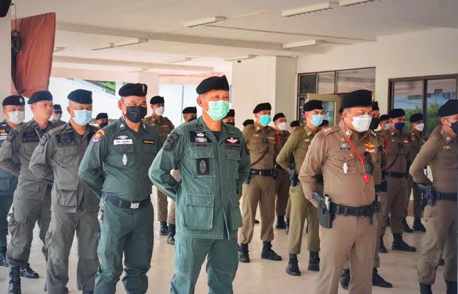 Zes politieagenten in het noordoosten van Thailand zouden naar verluidt geld van een drugsdealer geld geeist hebben om zijn handlangers vrij te laten