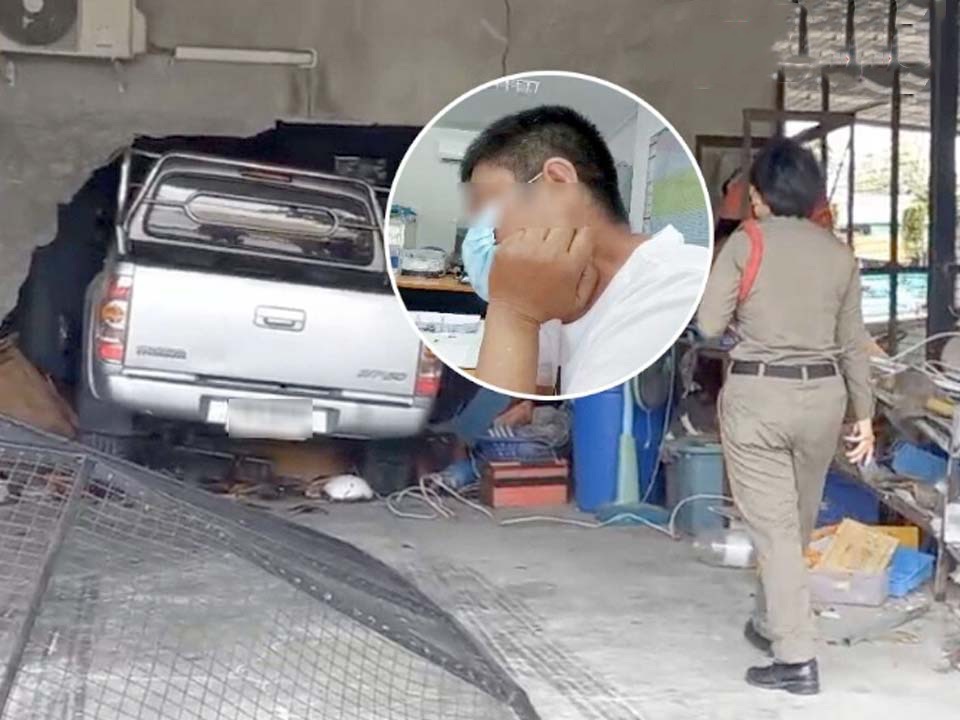 Boze Thaise dronkaard rijdt met pick-up truck een restaurant in Chonburi binnen