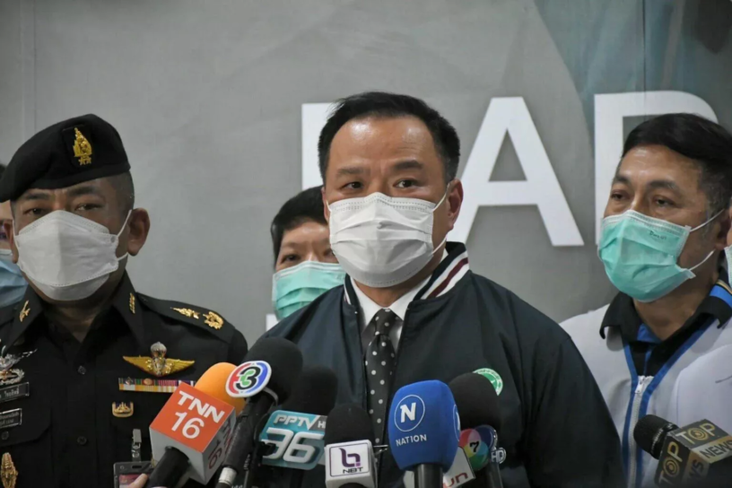 Gezondheidsminister Anutin zegt NEE tegen het versoepelen van de beperkingen en prijst de manier waarop Thailand de pandemie aanpakt 
