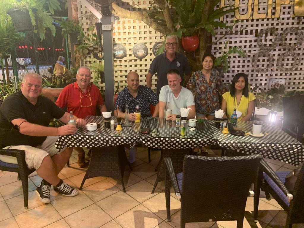 Gezellige mensen ontmoette elkaar in het gezelligste restaurant van Jomtien 