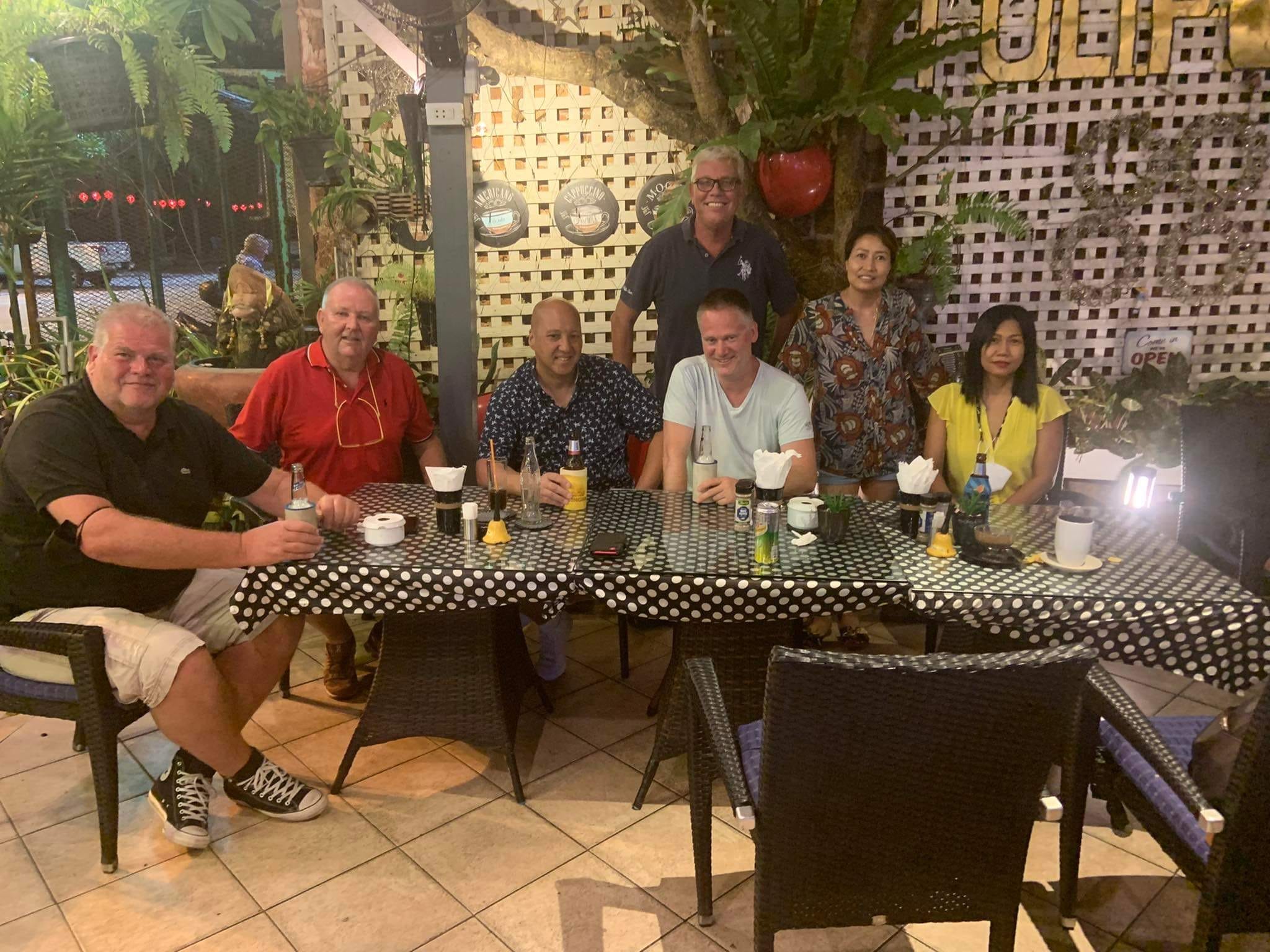 Gezellige mensen ontmoette elkaar in het gezelligste restaurant van Jomtien