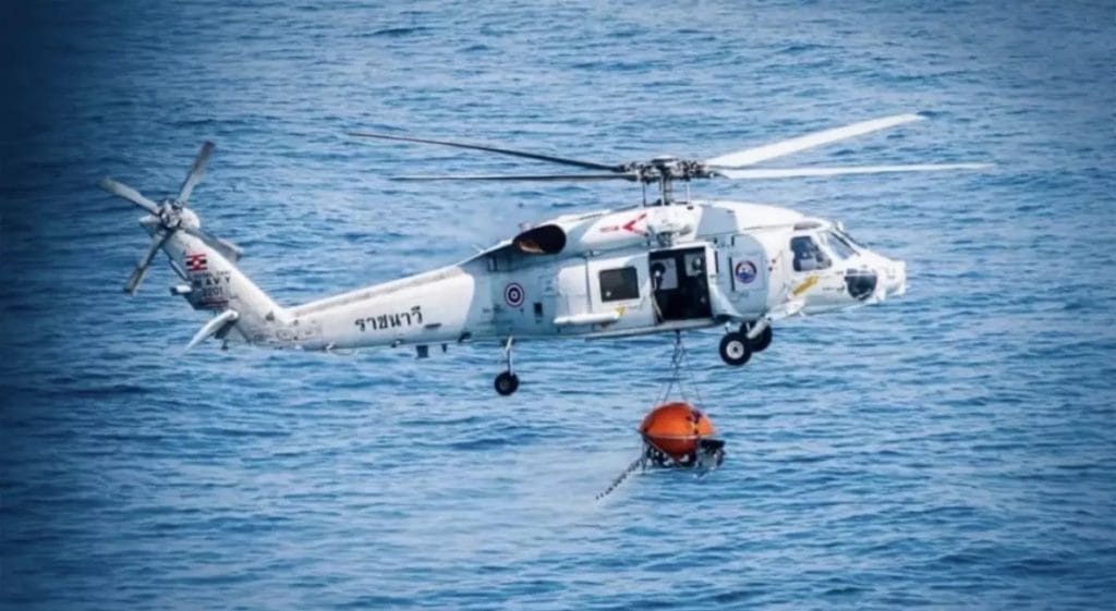 De nieuwe olievlek drijft in de richting van het strand in Rayong