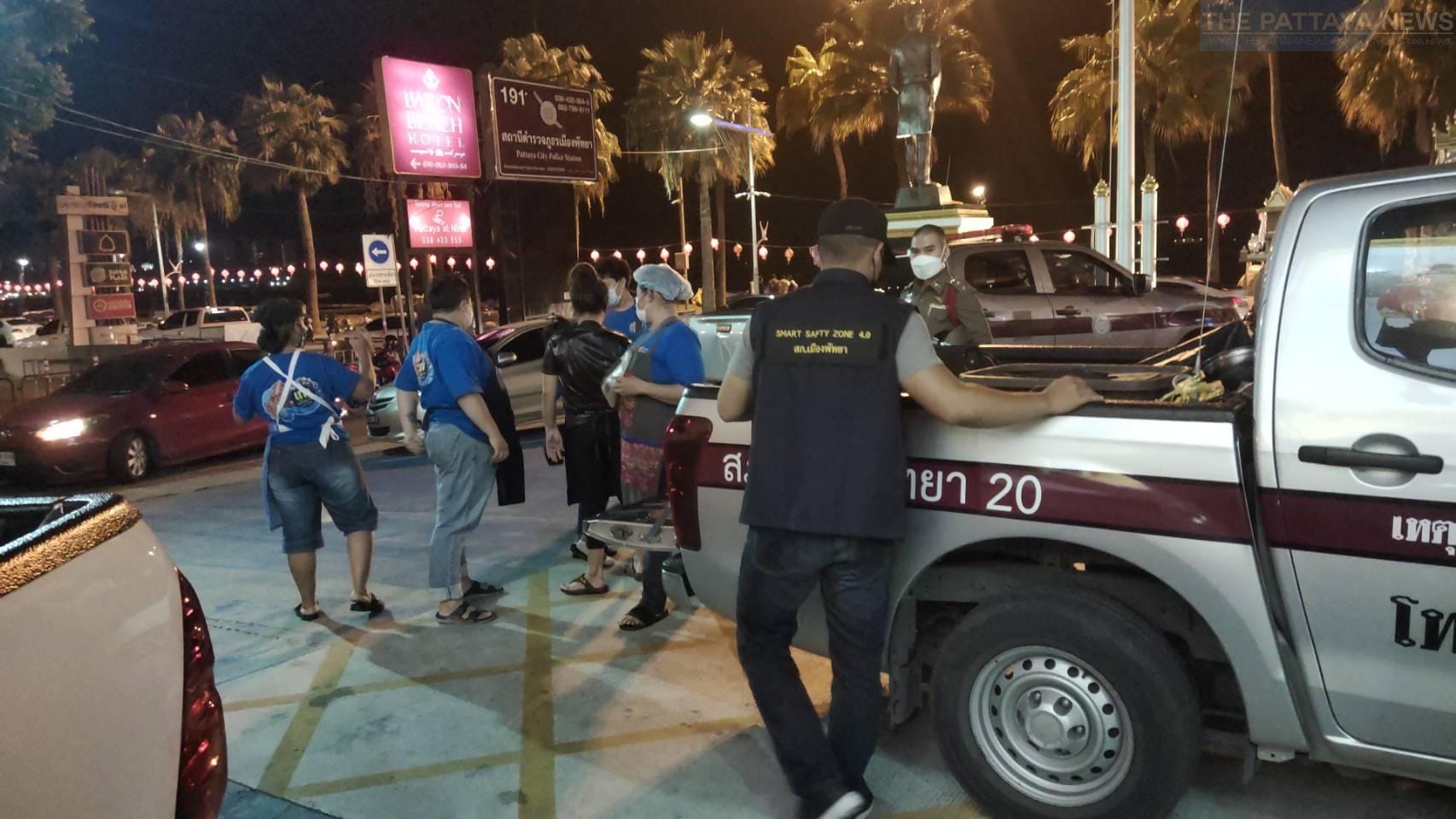 De politie van Pattaya valt restaurant Bali Hai binnen omdat er aan de waterpijp gelurkt werd, iets wat illegaal is in Thailand