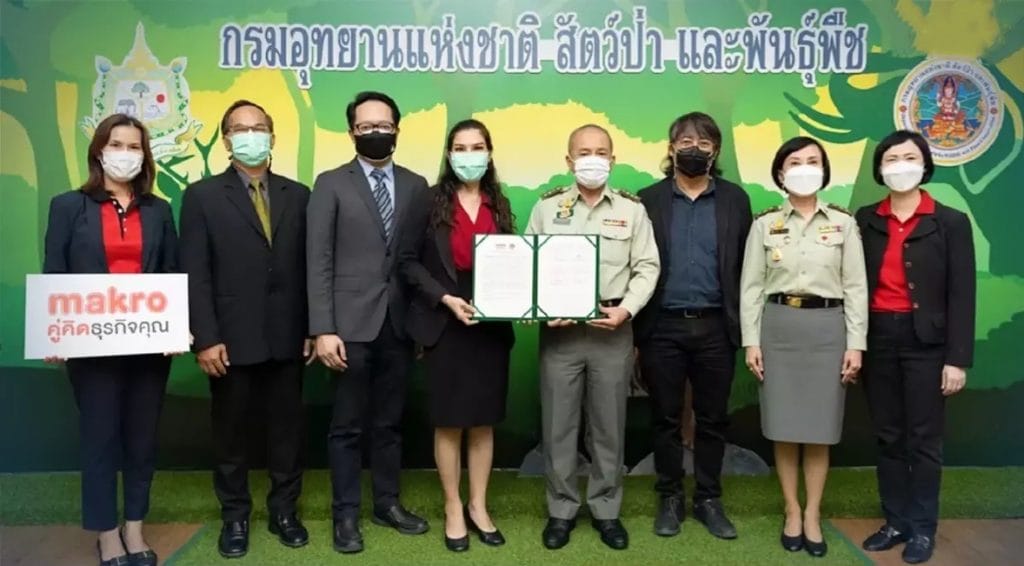 De Makro in Thailand biedt overgebleven voedsel aan om dieren in het wild te voeren om afval te verminderen