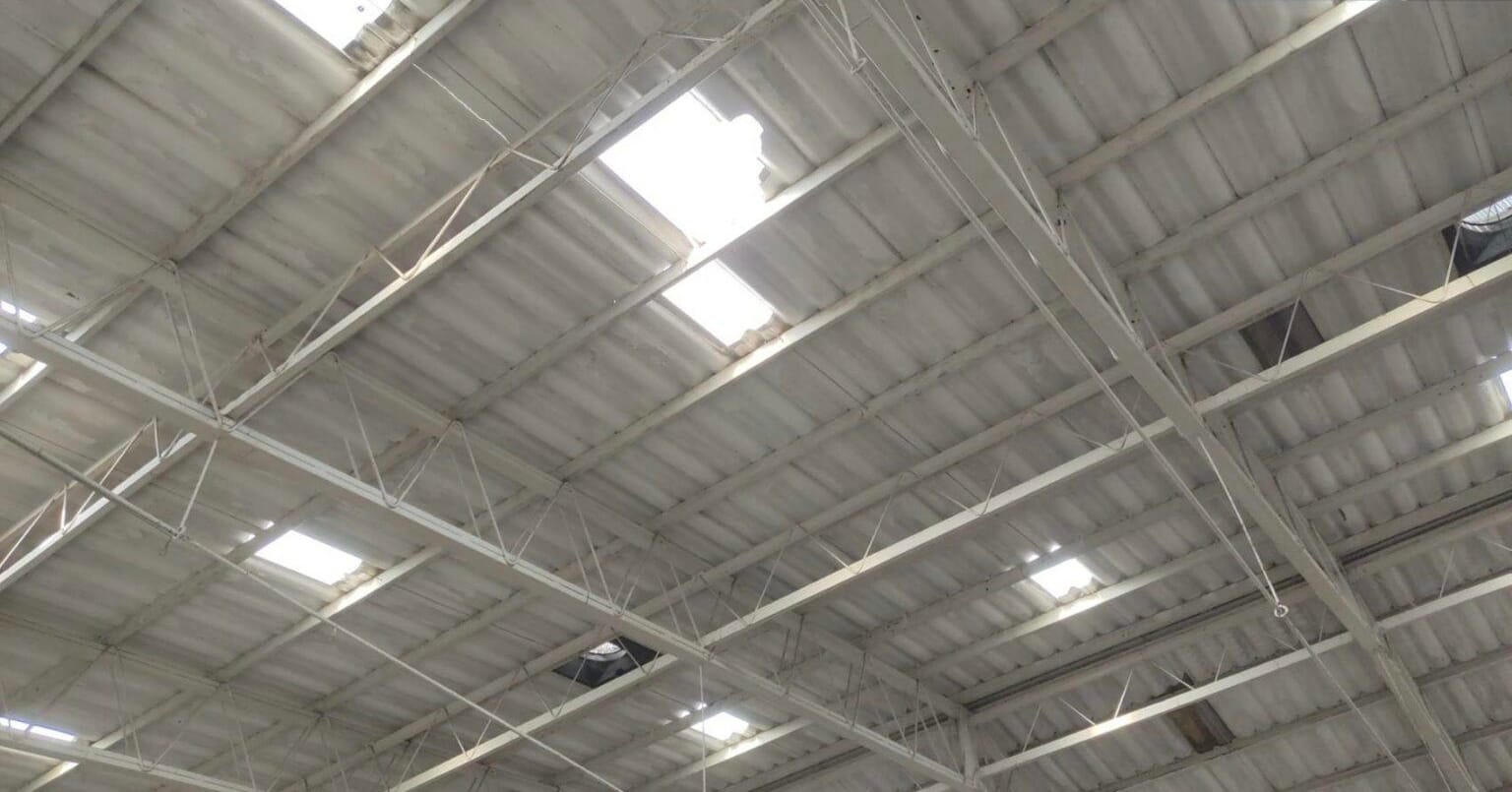 38-jarige man zakt door een zes meter hoog dak van een school in Sri Racha en overleeft met de nodige ernstige verwondingen