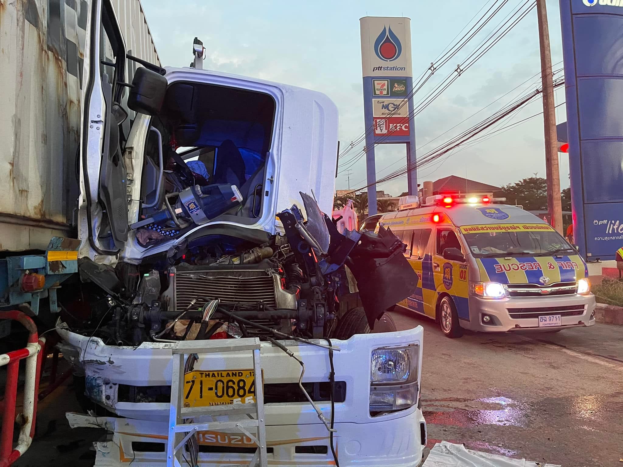 42-jarige vrachtwagenchauffeur ernstig gewond na aanrijding met geparkeerde vrachtwagen met aanhanger in Pattaya