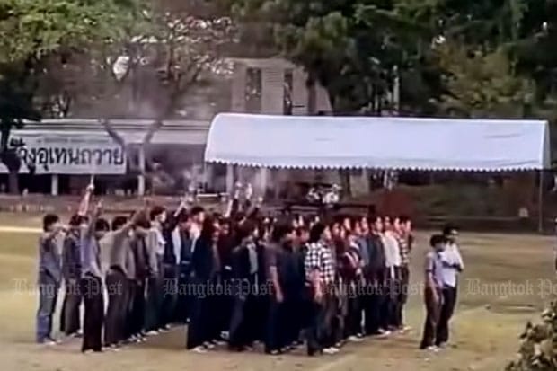 Vier studenten op de campus van de Rajamangala Universiteit in Bangkok gearresteerd voor het afvuren van saluutschoten