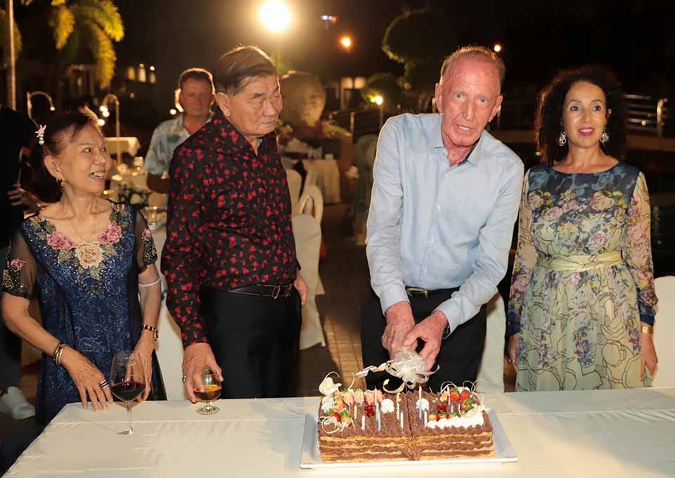 De patriarch van het Thai Garden Resort vierde zijn 83e verjaardag