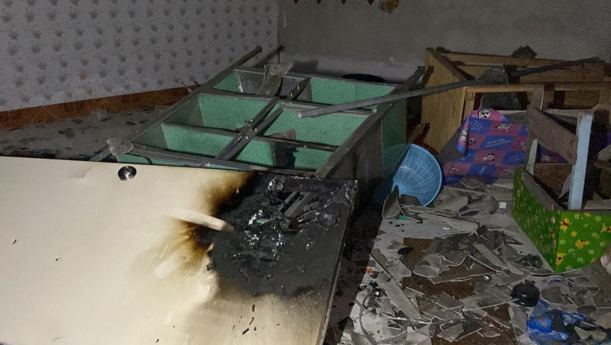 🎥 | Man in Chonburi vernietigt in een vlaag van woede, zijn eigen huis volledig nadat hij met zijn socialezekerheidskaart geen geld uit een geldautomaat kon halen