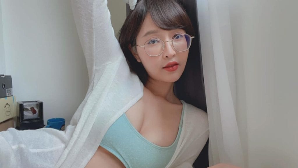 Thaise vrouw doet aangifte dat haar sexy foto’s en video’s illegaal zijn gekopieerd maar loopt nu zelf de kans om gearresteerd te worden 