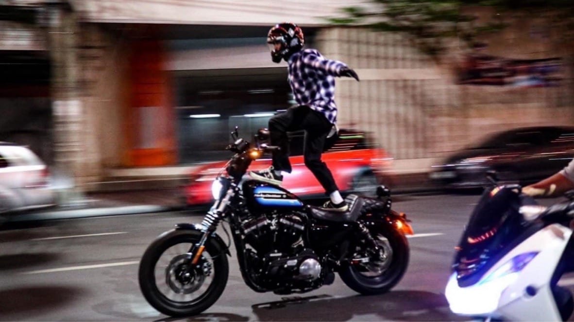 De motor van een jonglerende acrobaat in Bangkok in beslag genomen en getrakteerd op een stevige boete