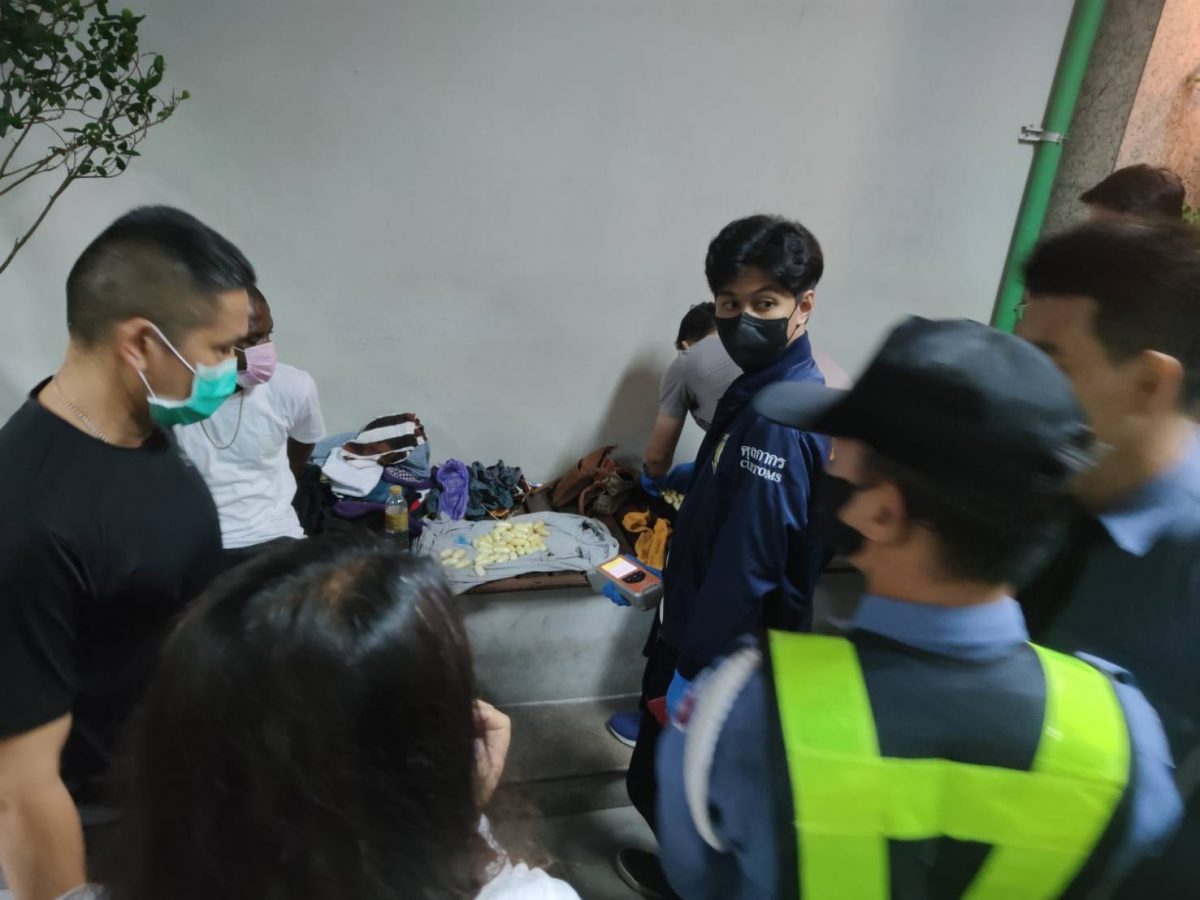 Buitenlandse man op vliegveld Suvarnabhumi gearresteerd voor het naar verluidt smokkelen van 1,28 kilogram cocaïne naar Thailand