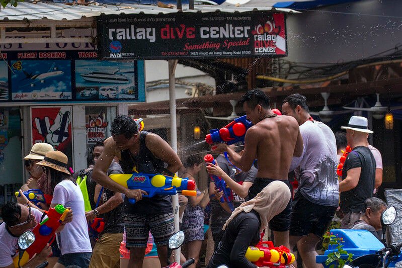 Het Songkran feest wordt geannuleerd als het dagelijkse Covid19 infecties de  30.000 bereikt, aldus het DDC
