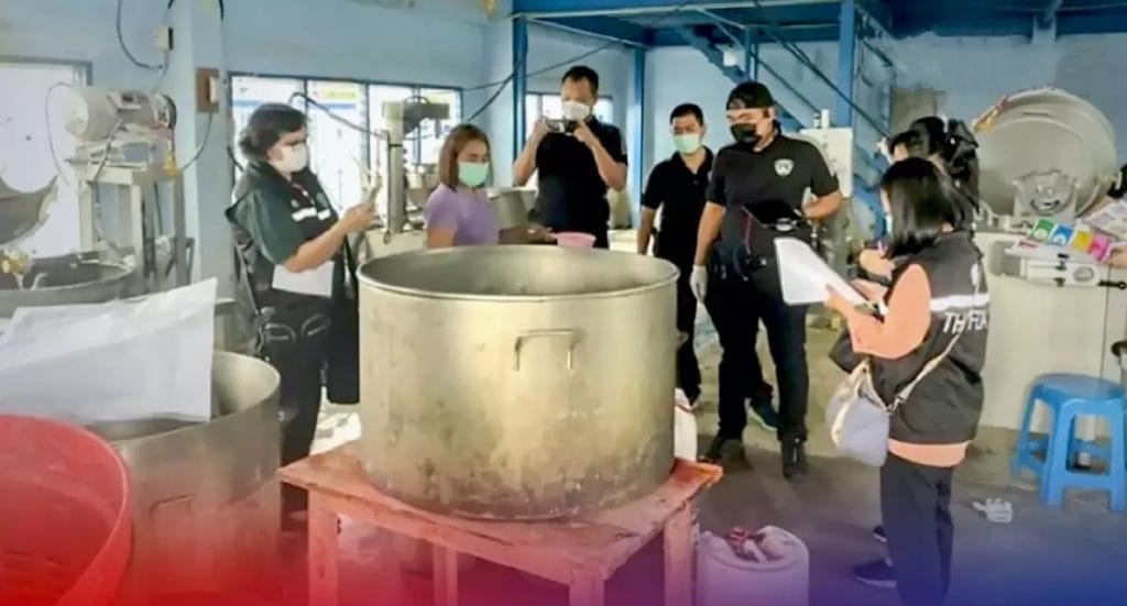 Inval bij een worstfabriek in Chonburi nadat kinderen ziek werden na het eten van worst