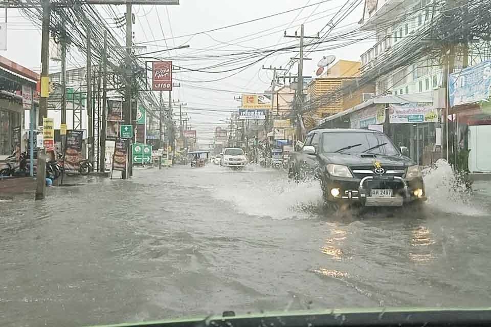Mango storm” verstoorde het verkeer in Pattaya