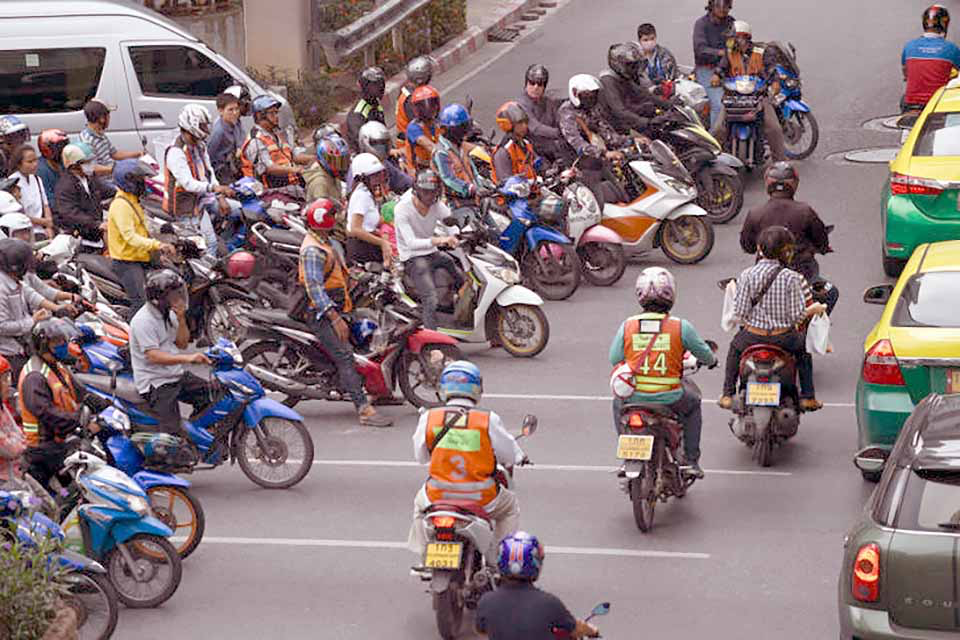 De hoofdstad Bangkok plant speciale rijstroken voor motorrijders