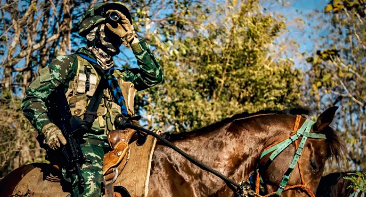 Rangers van de Naresuan Force gaan te paard om mensensmokkelaars aan de grens met Tak te betrappen