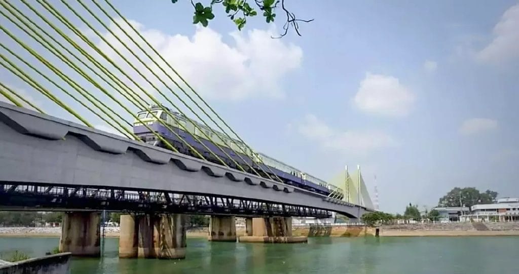 De nieuws spoorbrug van Ratchaburi in Centraal Thailand is klaar in september