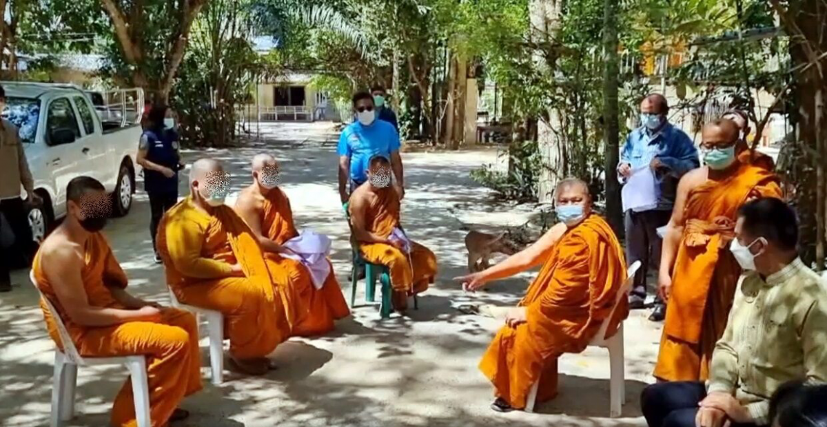 🎥 | Thaise monniken en hun leerlingen betrapt op het drinken van alcohol en betrokken bij een intieme relatie