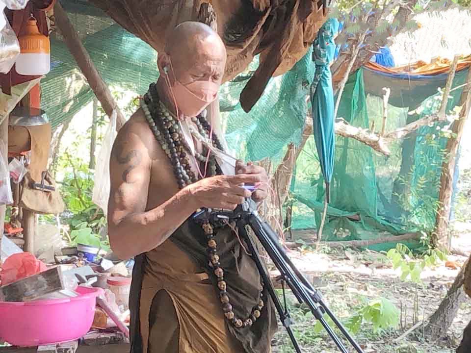 De Thaise ‘ghostbuster’-monnik en één illegale Cambodjaanse monnik in Pattaya gearresteerd