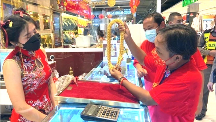 Gouden ketting van 3 miljoen baht vereist dikke nek en een vette portemonnee (of was het net andersom?)