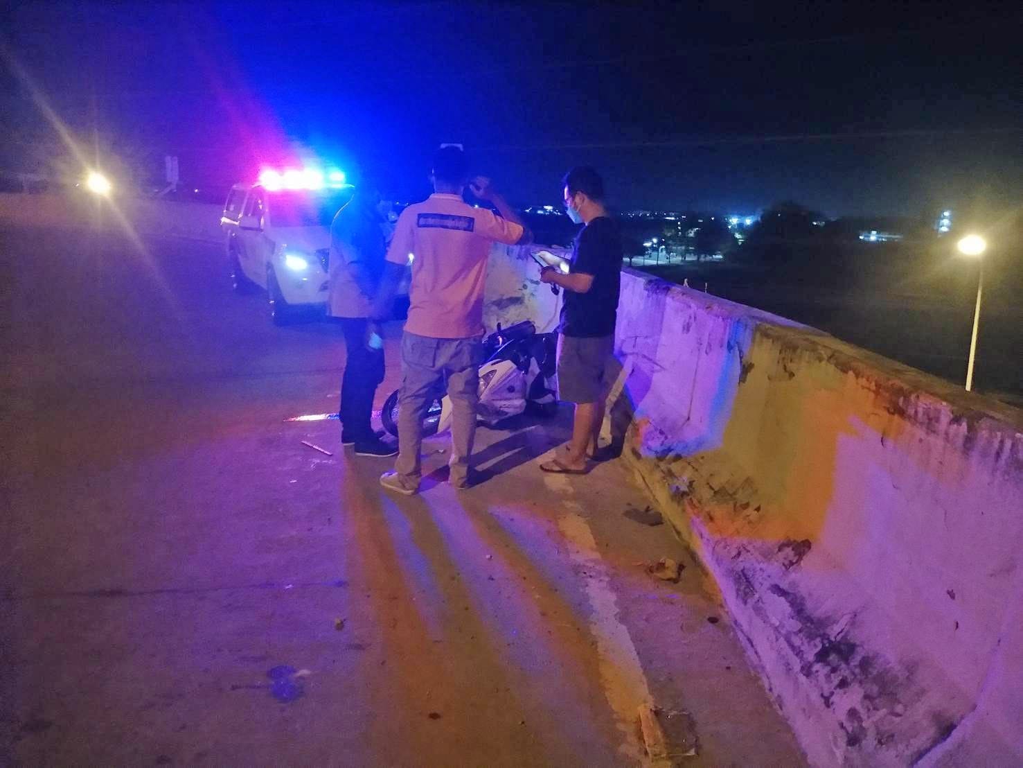 Thaise man rijdt vanaf een viaduct in Chonburi de diepte in, maar overleeft dit, hetzij met ernstige verwondingen