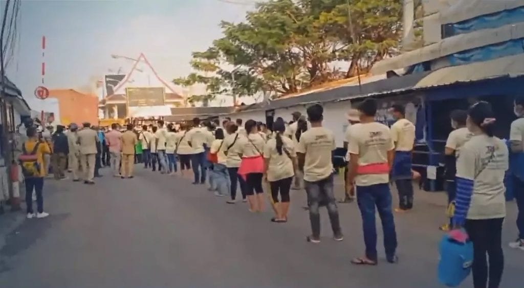 De Cambodjanen stromen Thailand weer binnen nu het land voor migrerende werknemers is opengegaan