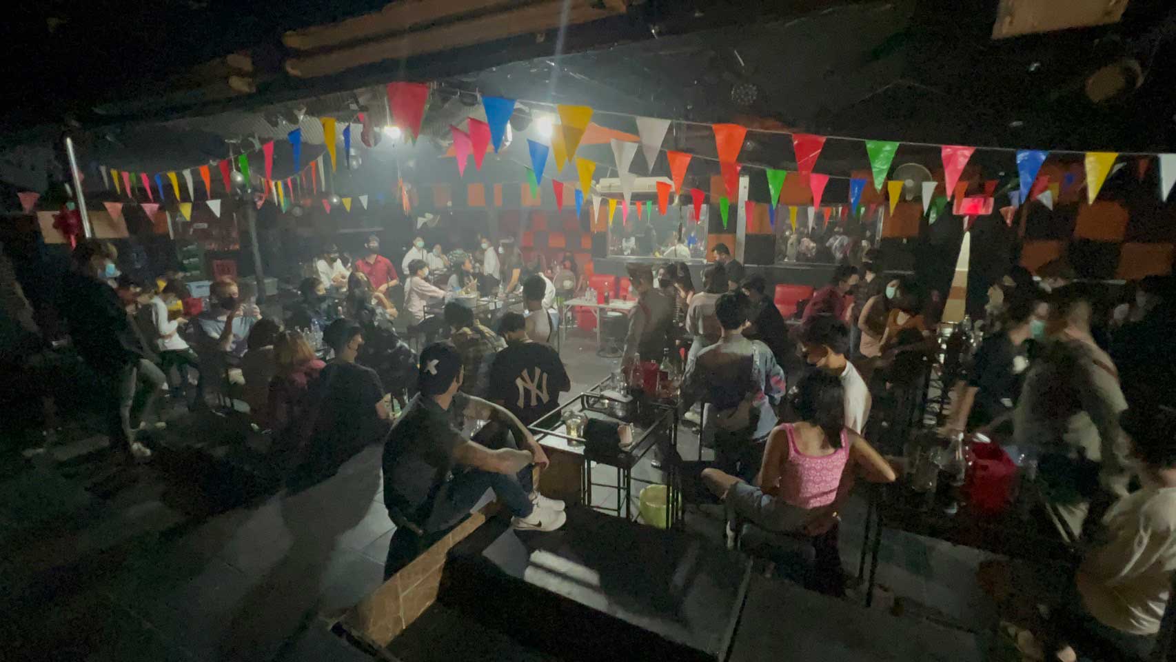 Politie Pattaya doet inval in 2 pubs en stelt de definitieve sluiting van deze etablissementen voor