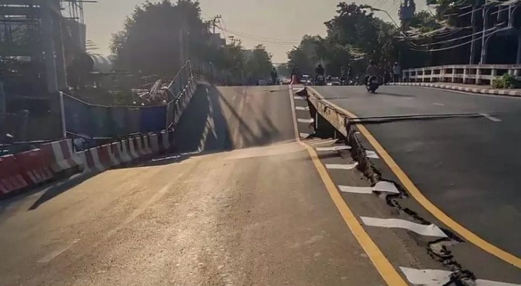 Brug op de Udom Suk Road in Bangkok ingestort als ‘gevolg van watererosie’