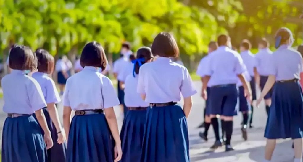 Nu de scholen in Thailand weer geopend worden, willen de ouders van de leerlingen de garantie dat het covid-veilig voor hun kroost is.