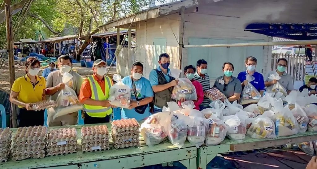 SPRC verdeelt zorgpakketten onder vissers in Rayong om olielekkages goed te maken