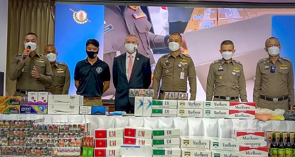 Vier Thaise mannen in Oost Thailand betrapt op vermeende smokkel van nep-tabak en de verkoop daarvan
