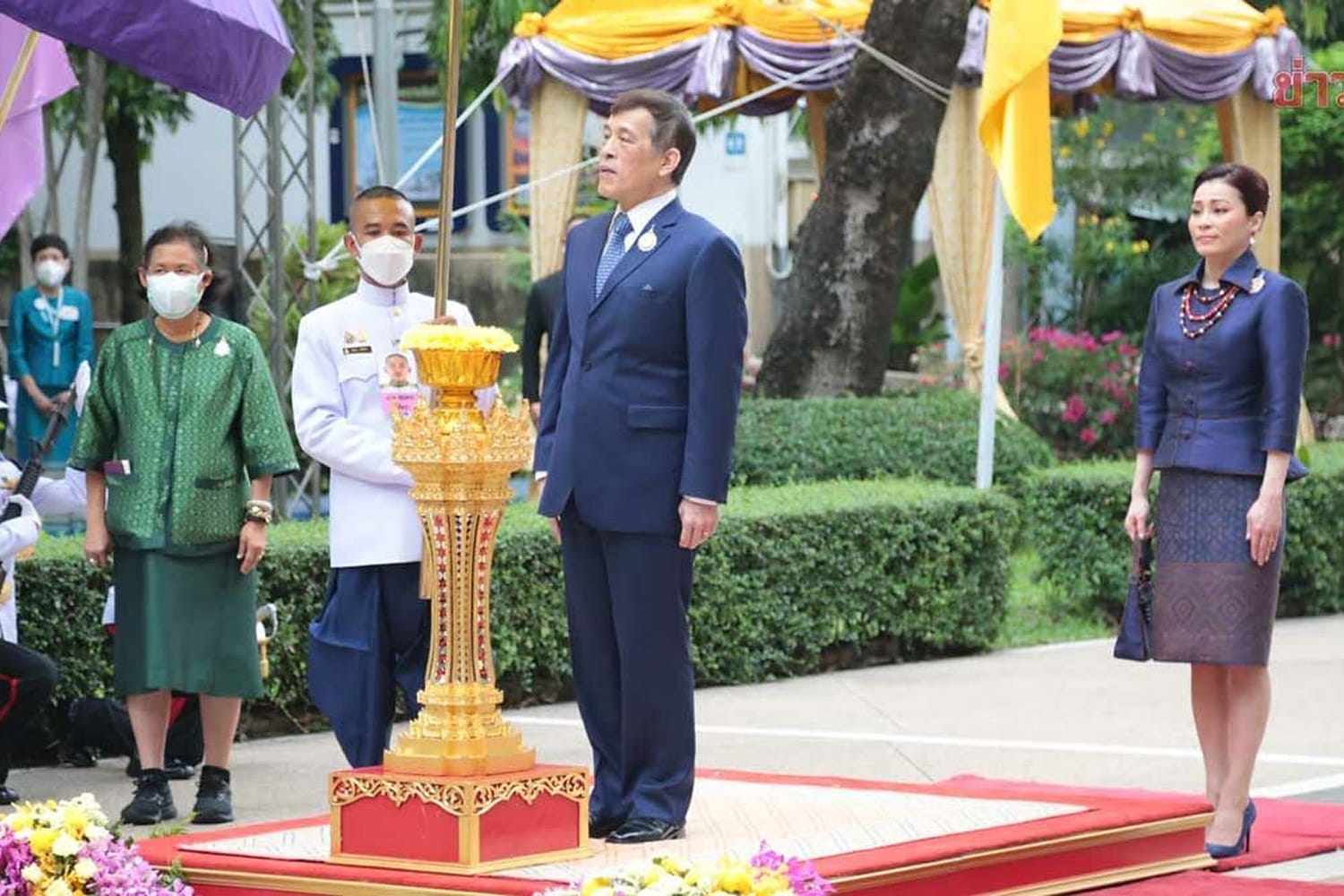 Zijne Majesteit, de Koning en de Koningin van Thailand presideerden de opening van het Navamindrapobitr gebouw van het Siriraj ziekenhuis in Bangkok