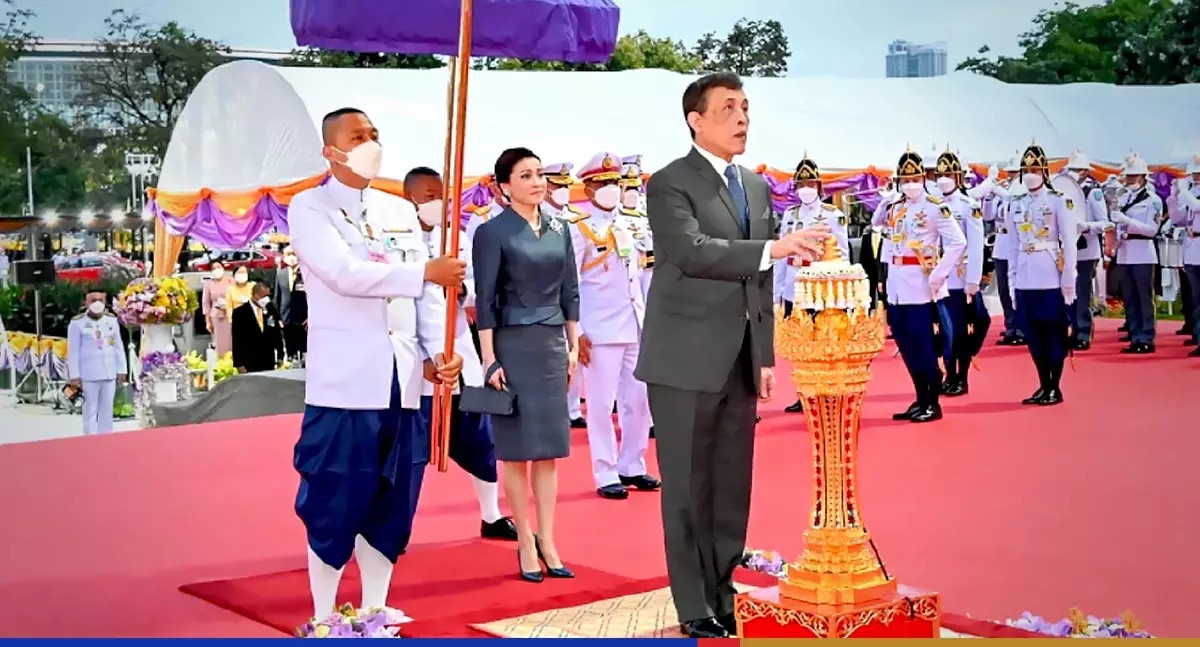 Koning en koningin van Thailand onthullen standbeeld van koning Rama VI op het hoofdkantoor van SCG in Bangkok