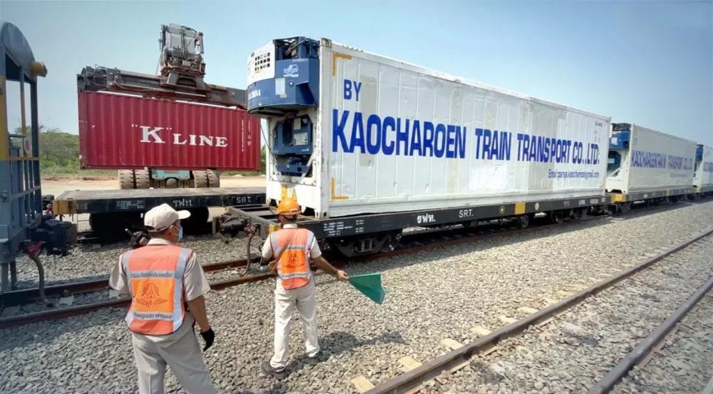 De nieuwe spoorlijn Laos-China voor het eerst gebruik genomen om Thais fruit naar China te transporteren 
