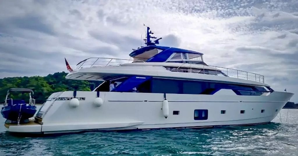 Maleisisch jacht brengt eerste groep toeristen onder Test & Go-schema over zee naar Phuket