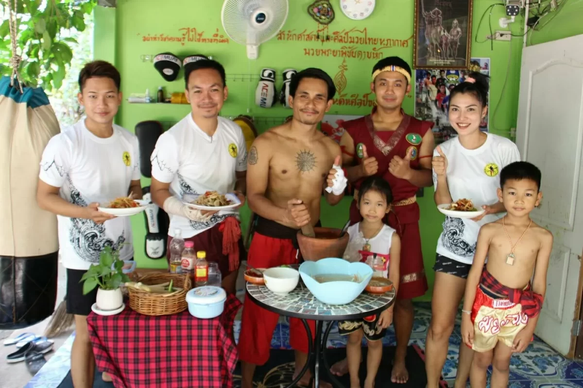 Muay Thai-sportschool opent opent een “Som Tam” shop om tijdens de Covid19 pandemie het hoofd boven water te houden 