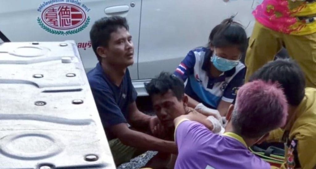 Twee dronken fabrieksarbeiders in Chonburi steken elkaar neer na ruzie over wie het hardste werkt