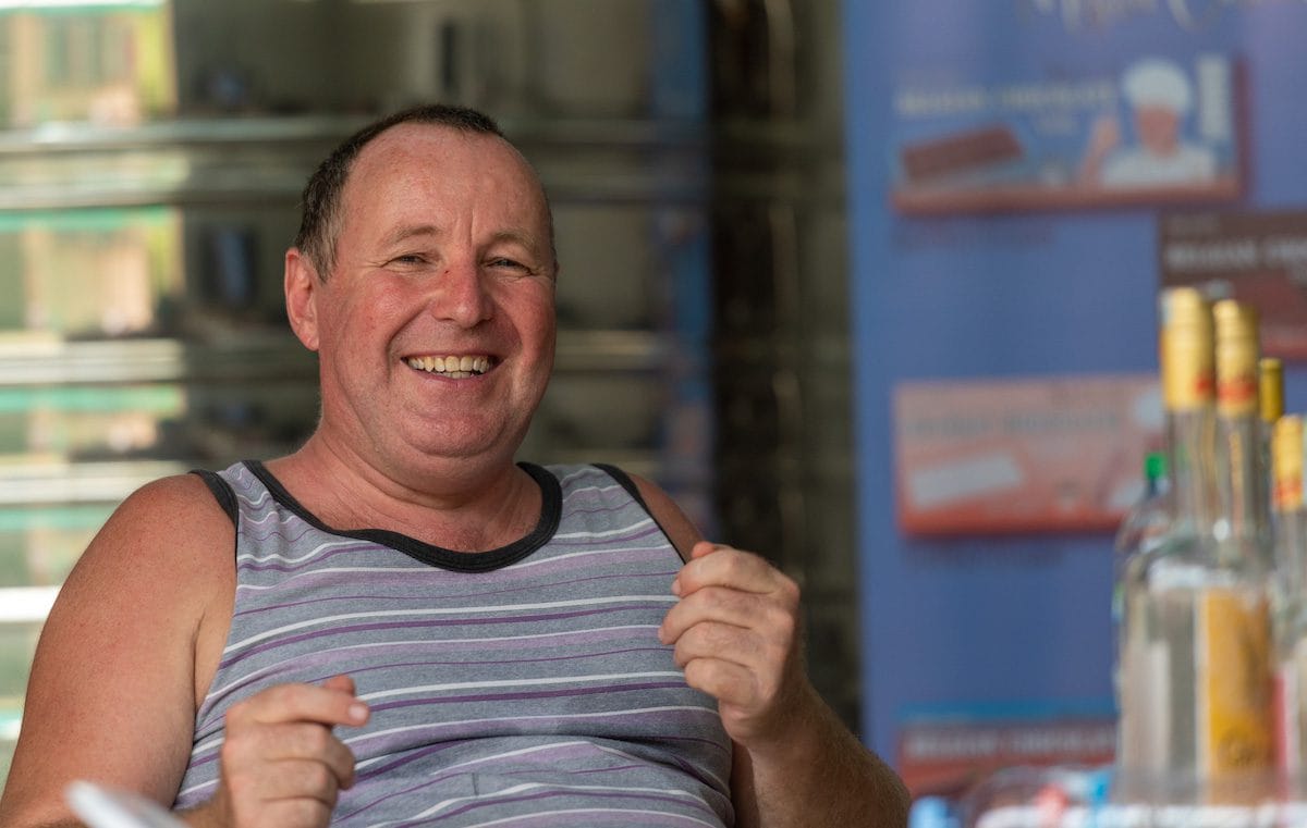 Belgische expat in Cha Am gebruikt zijn ondernemersgeest om ambachtelijke gin en chocolade te maken