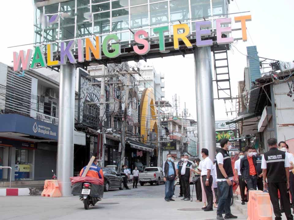 Volgende maand zijn in de Walking Street van Pattaya de foeilelijke elektriciteitskabels onder de grond verdwenen